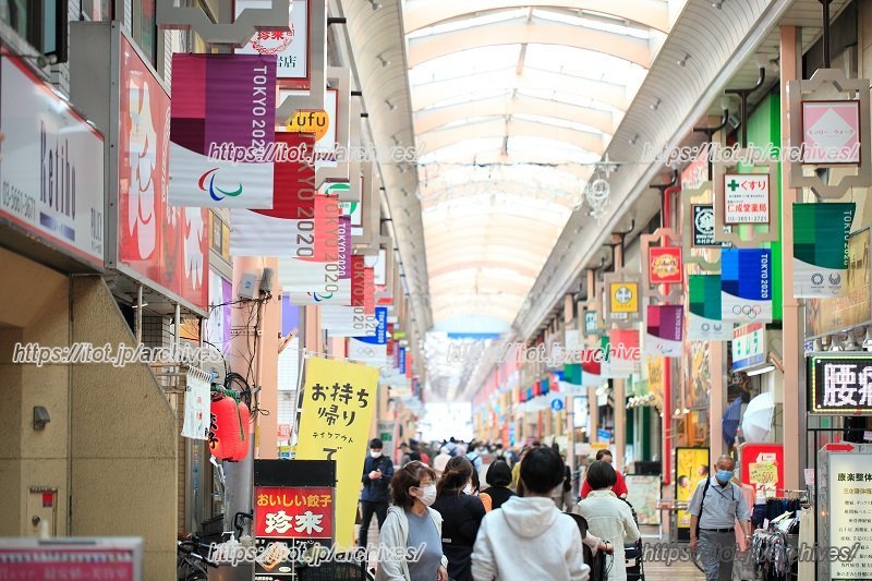 賑わいをみせる「新小岩ルミエール商店街」