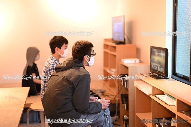 ゲームをする佐藤さんと子どもたち