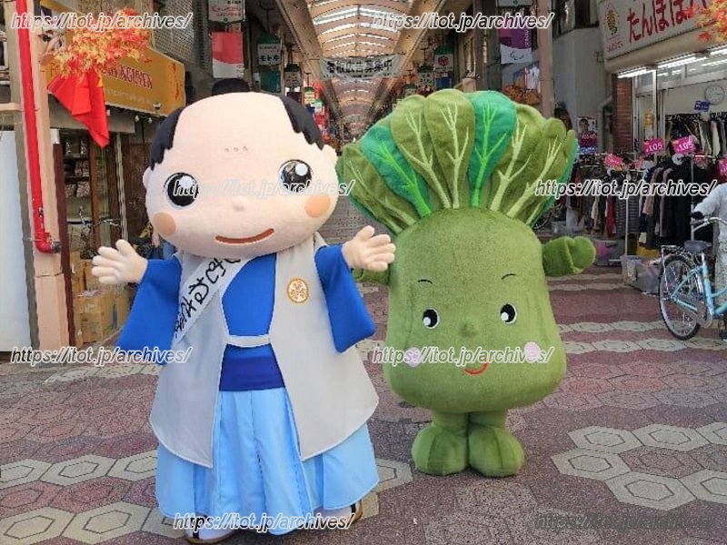 商店街の公認キャラクター「よしむねさま」と「こまつなっち」