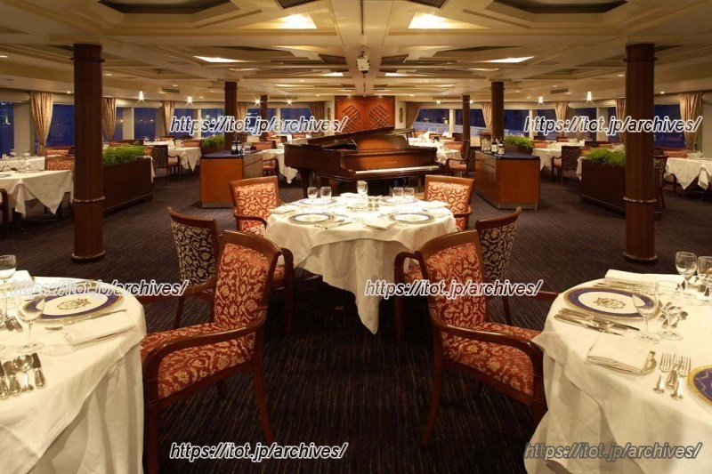 コース料理を楽しめる、船内レストラン