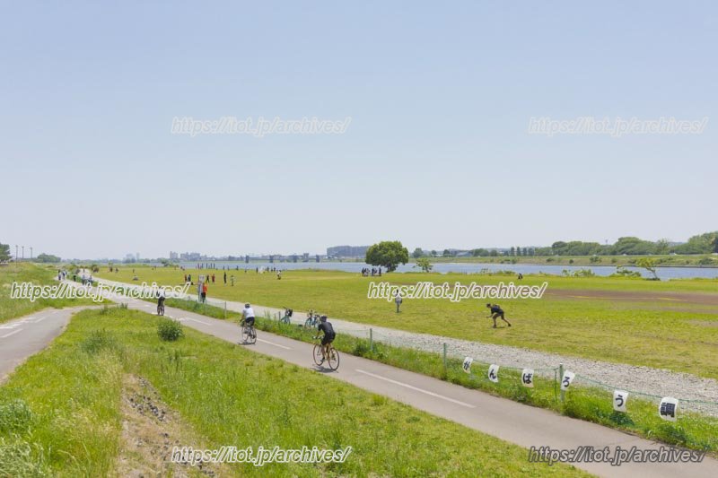 多くの人がスポーツを楽しむ多摩川沿い