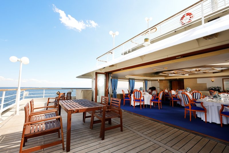 海風を感じる開放的な船内・デッキ