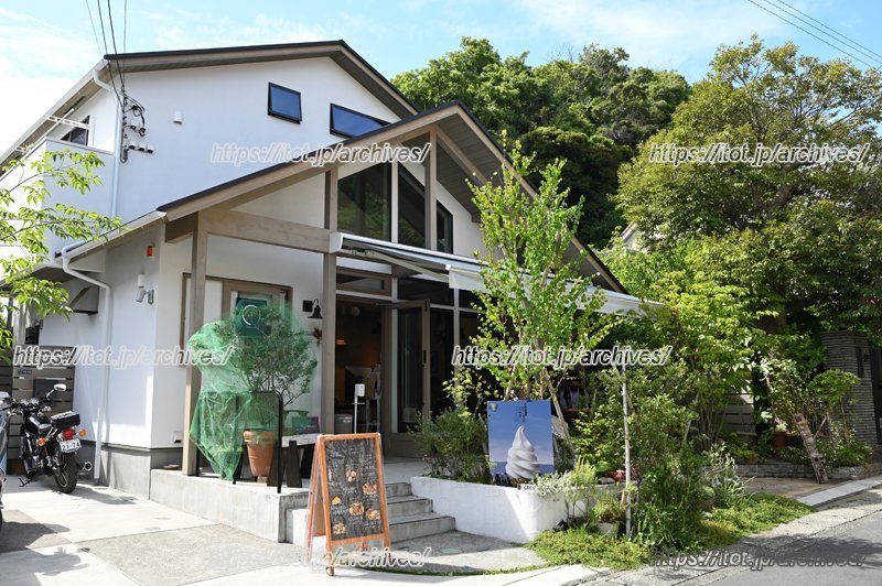 通りに面しオープンな佇まいの「佐助カフェ」