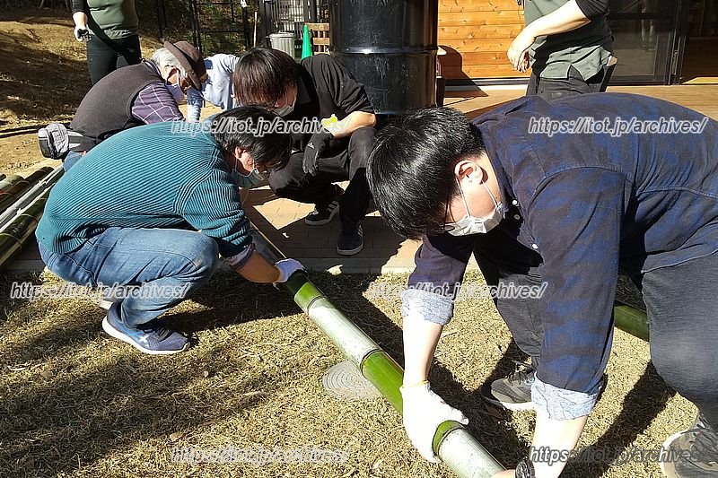 園庭の改良に協力する保護者の皆さん (画像提供:どろんこ会グループ)