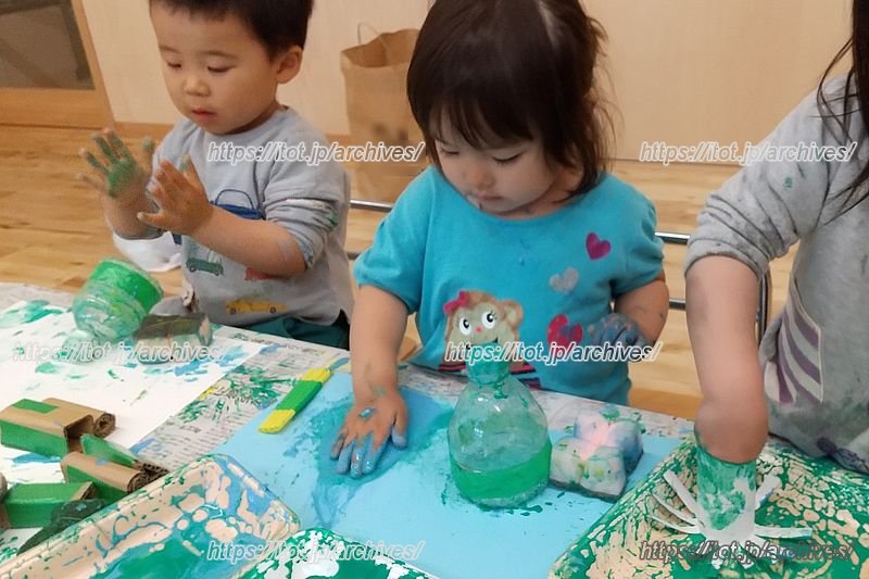 自分で考えながら表現活動を楽しむ子どもたち (画像提供:どろんこ会グループ)