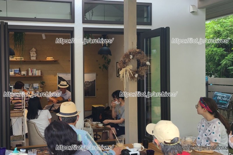 テラス席も利用して開かれたボサノバコンサートの様子