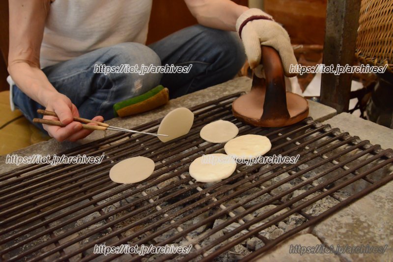 押し瓦で焼いていく