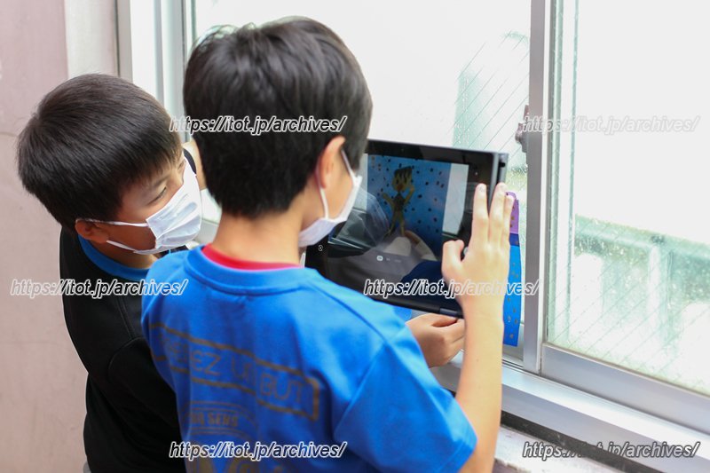 タブレット端末を利用して協力しながら学ぶ子どもたち