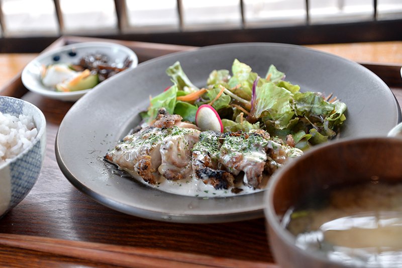 「炭焼きチキン定食」アンチョビクリーム