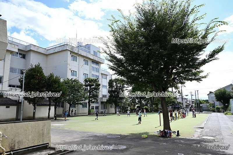 中庭で遊ぶ子どもたち