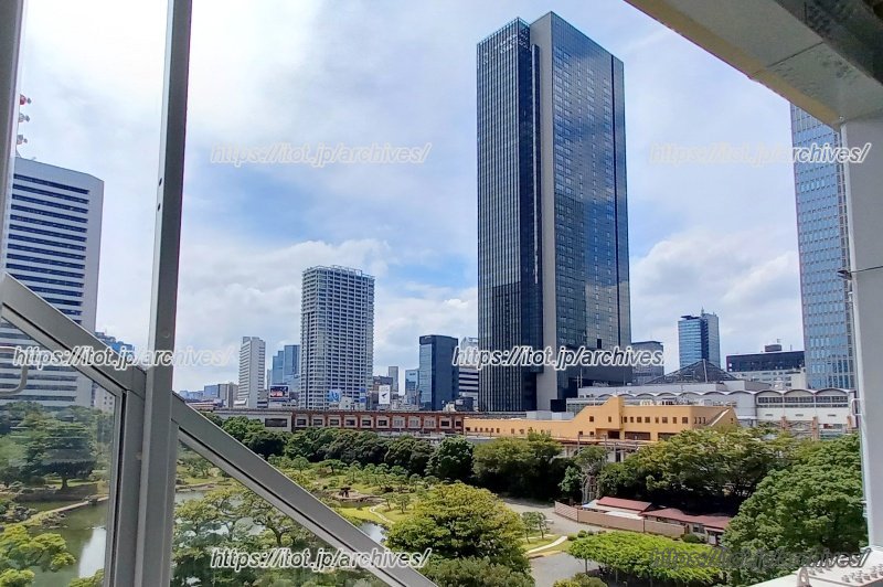 「港歩行者専用道第8号線」から見える、先行開業した「南館」と「旧芝離宮恩賜庭園」