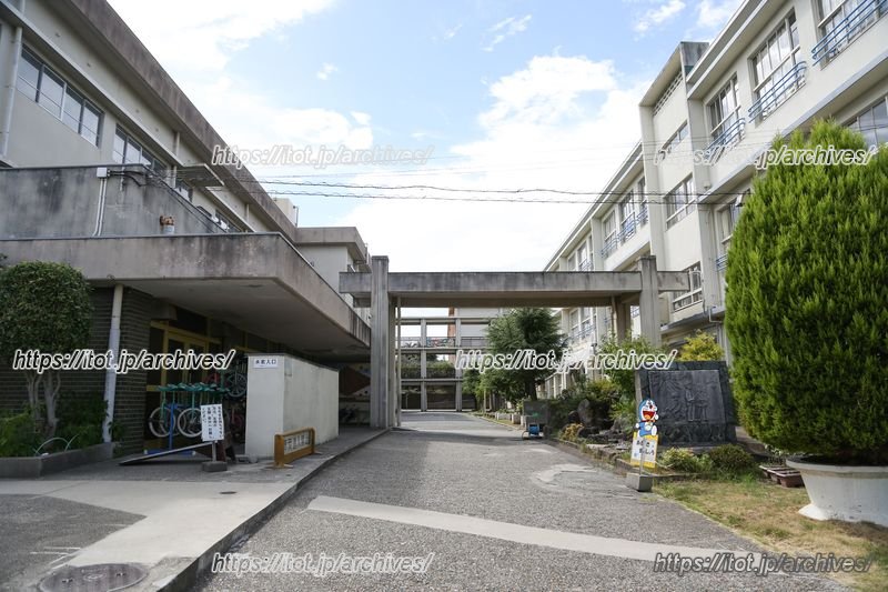 桜井谷小学校の中庭