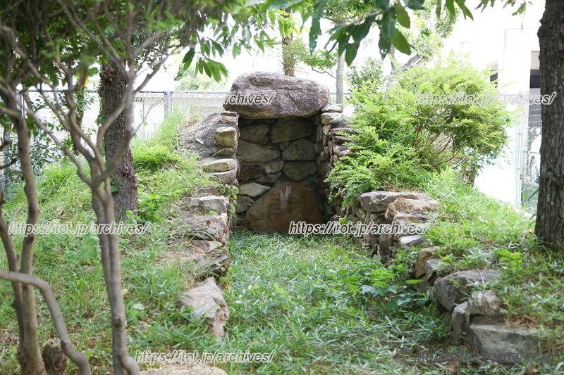 中井山古墳の3号墳の石室が校内に