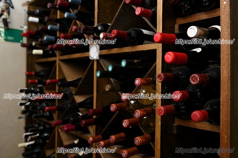 厳選された、豊富なワインが並んでいる