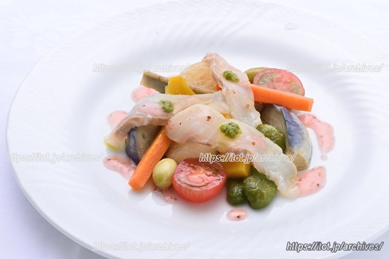 白ワインとオリーブ油、香草で仕上げられた、エチュベと天然ヒラメの燻製