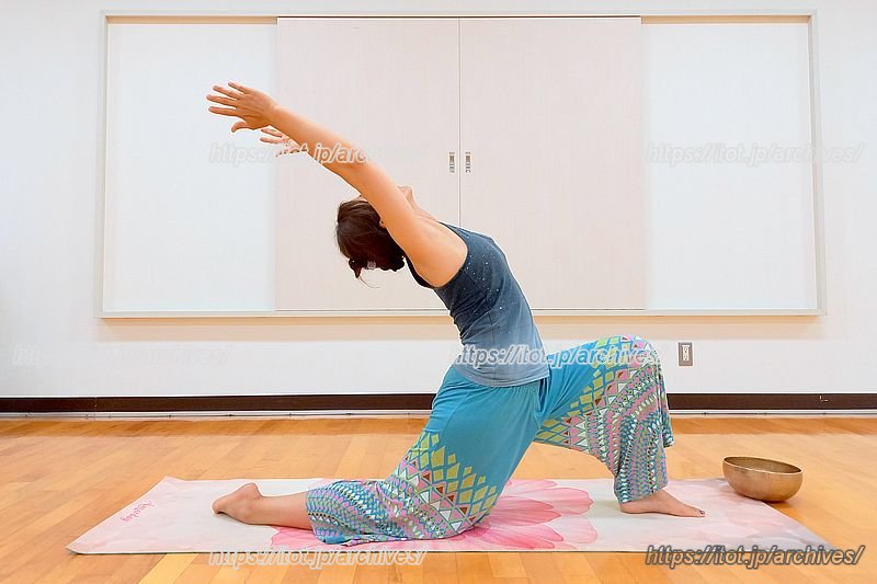 三日月のポーズ