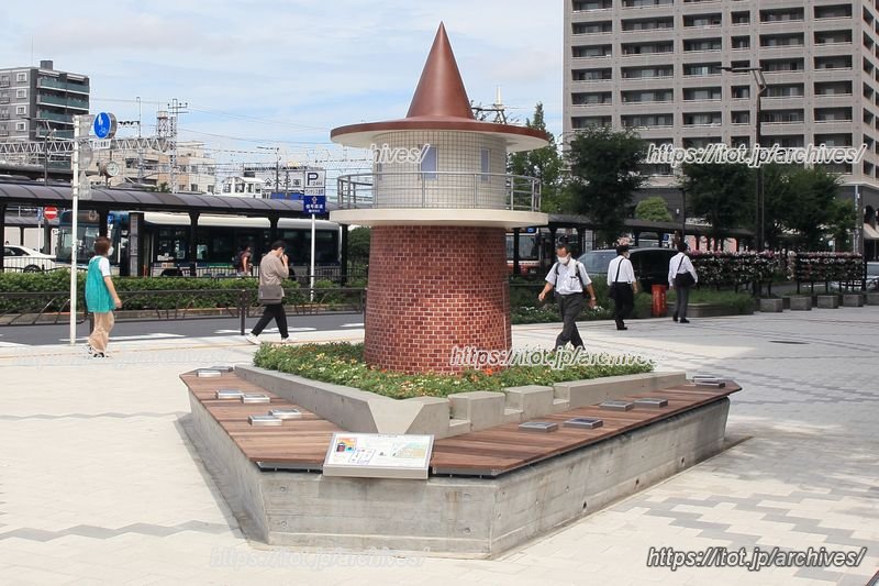 「ベルトーレ金町」前の歩道に設置されたデザインベンチ