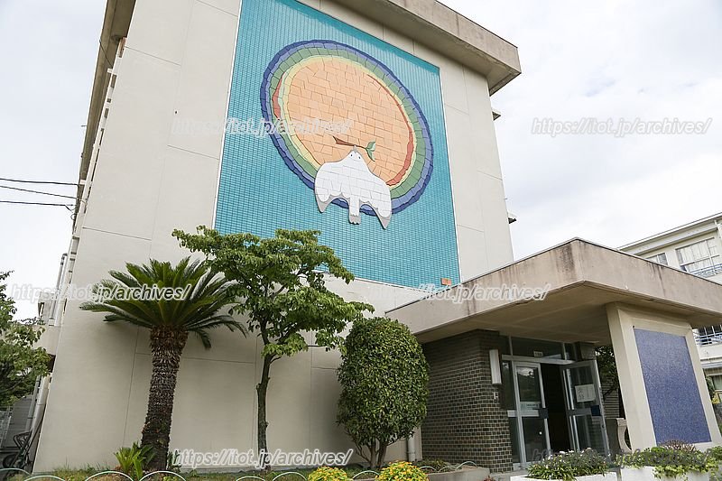 1989（平成元）年に完成した1号館の壁画のレリーフ