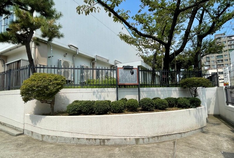 正門横にあるジョン万次郎の掲示