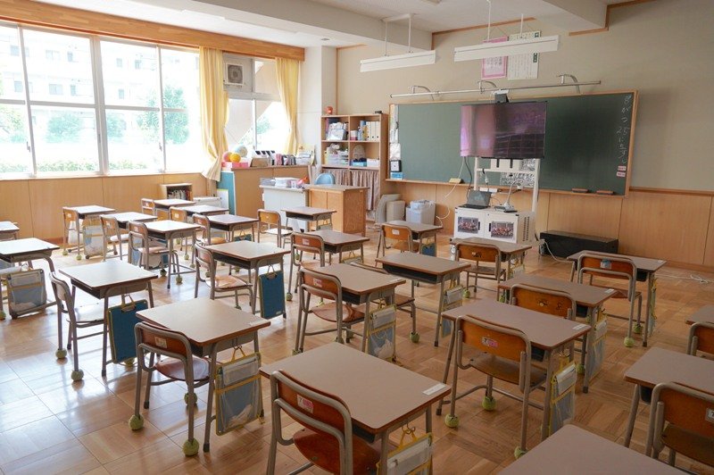 明るい光が差し込む1年生の教室