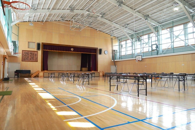 広々とした体育館 ～夏休み中は、ここできっずの子どもたちがオンライン学習を展開～