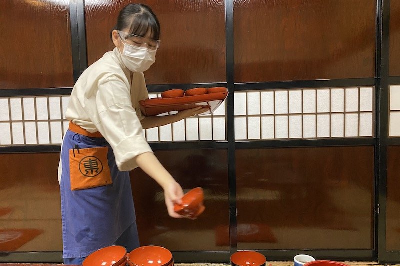 「はい、どんどん！」と元気な掛け声にそばが進む