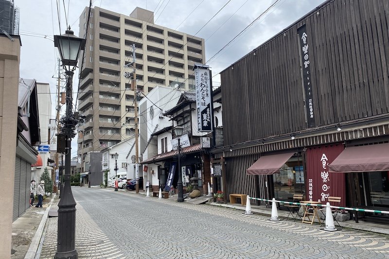 東家本店のある旧葺手町の通り