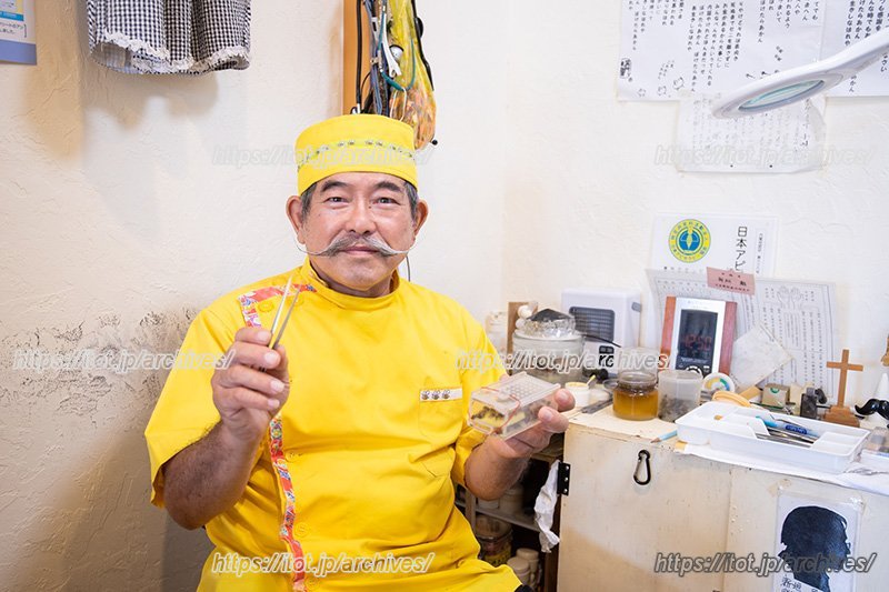 蜂針治療は2代目のお父様が施術。お髭は蜂にちなんで「八(はち)」型をしています。