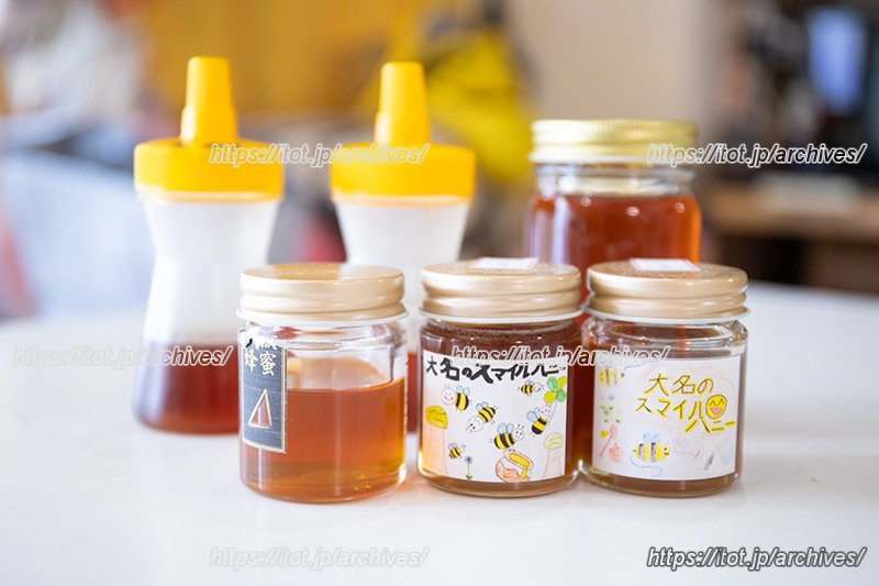 写真の手前右側2個が実際に小学生が作った商品。パッケージの絵や商品名も子どもたちが考えます。