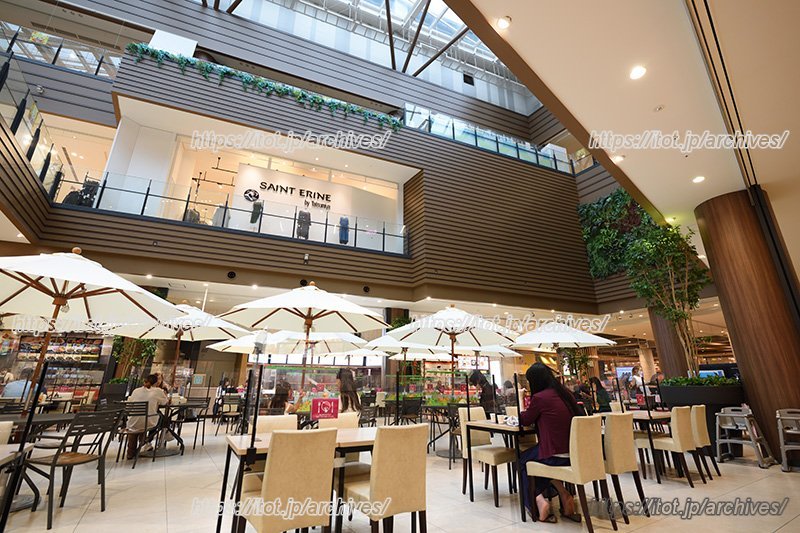 緑を感じられる、フードコート「森のキッチンコート」