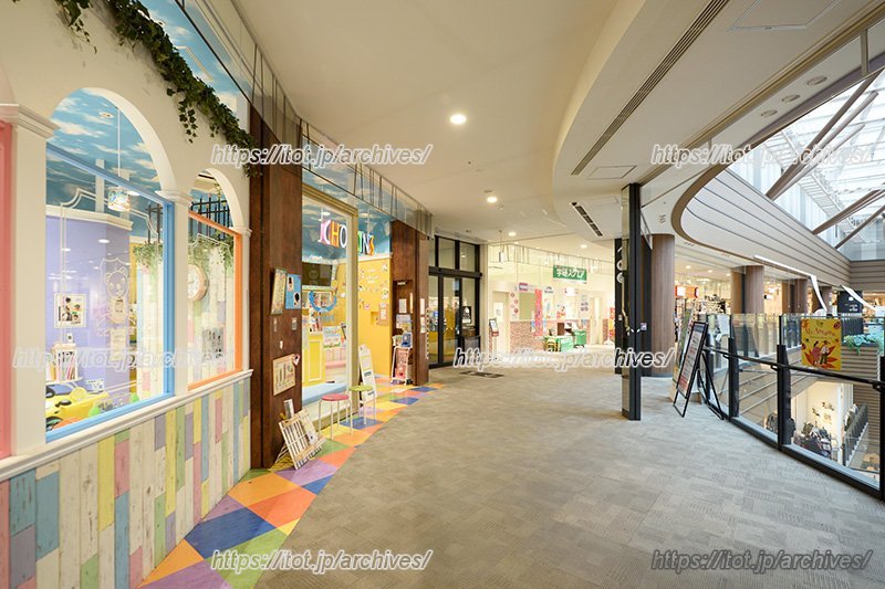 子ども向けの多彩な店舗が入る3階の様子