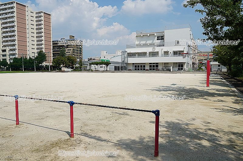 町内会の夏祭りでやぐらを建てて盆踊りをする校庭