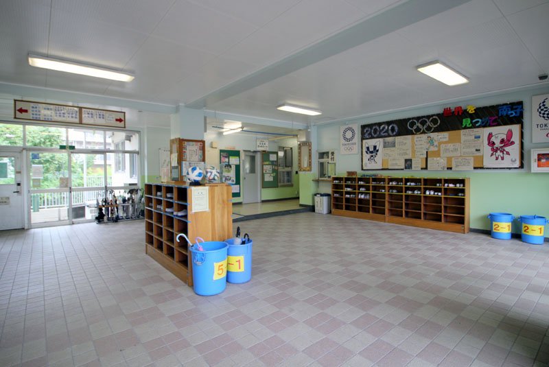 「江戸川区立平井南小学校」昇降口