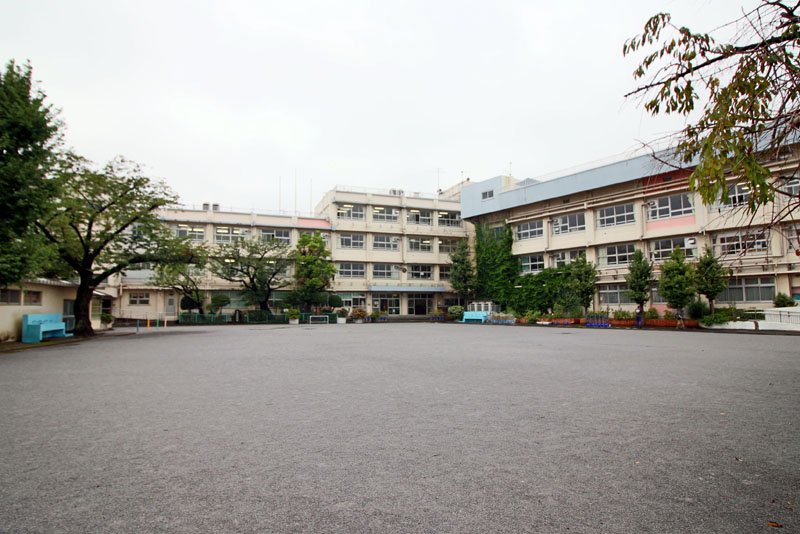 第一校庭と校舎のようす