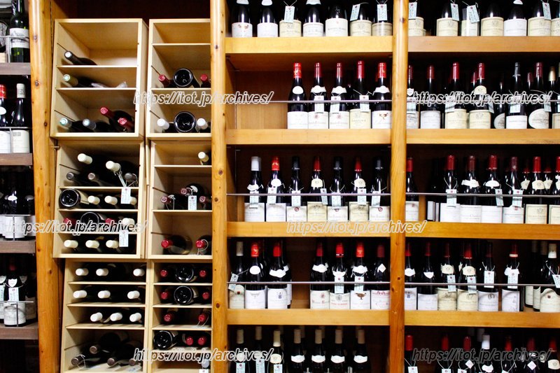 2階のワインセラーに保管されているヴィンテージワイン。ボルドーやブルゴーニュなどフランス産が多い