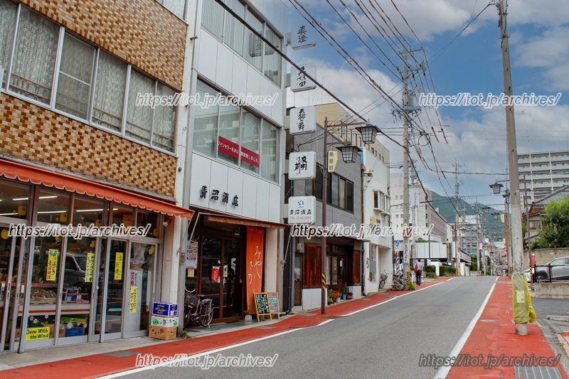 青沼酒店の近所には青果店や理髪店、鰻専門店などが軒を連ねる
