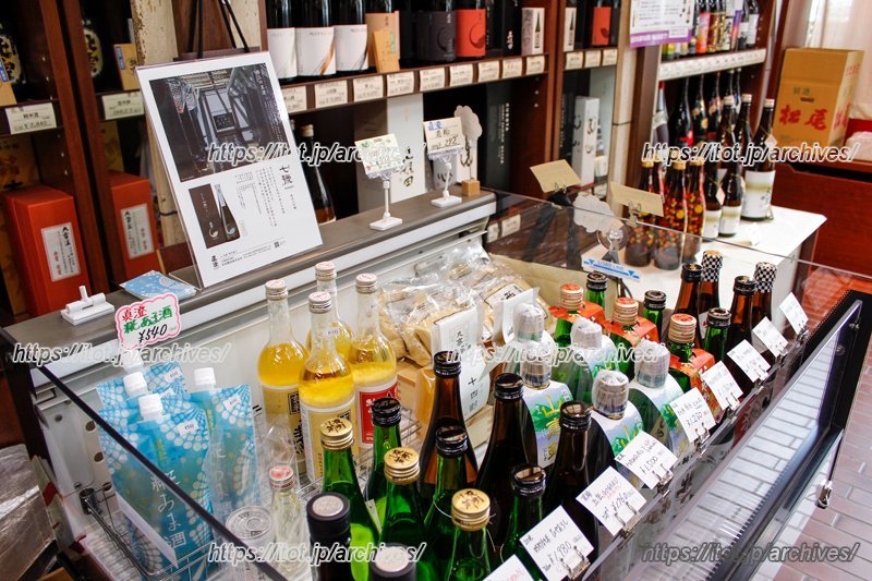 季節のお酒など店主おすすめの商品がずらり