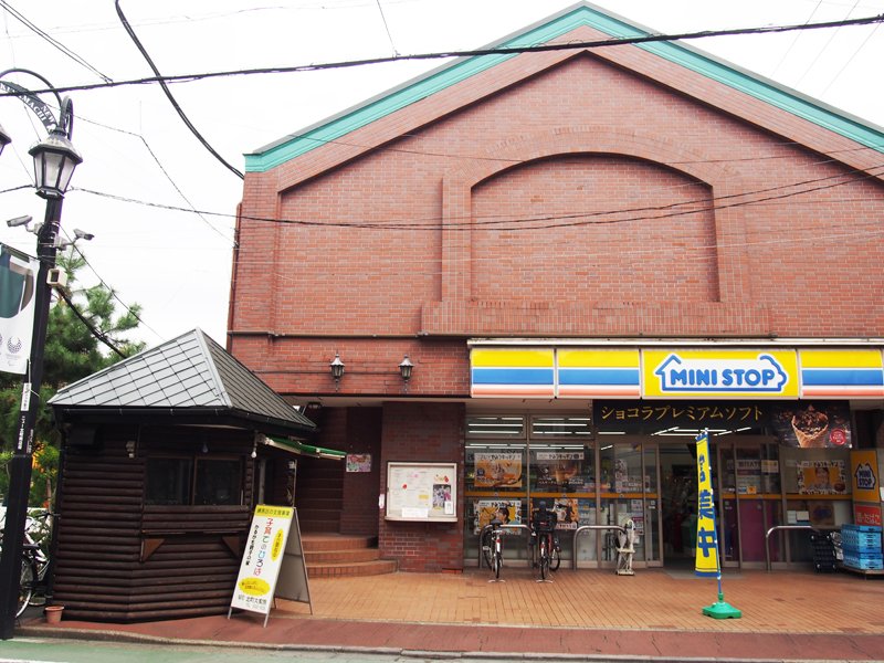  活動拠点は、隣に公園、階下にはコンビニがある便利な場所