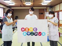  田中さん（真ん中）とスタッフの皆さん