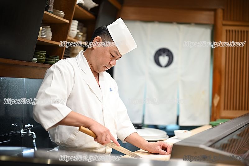 カウンターで魚を捌く茂木さん
