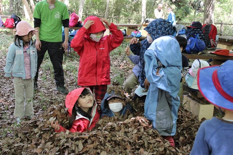 「ひの自然学校・森の冒険教室」の様子