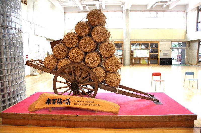 玄関を通ると、米百俵のオブジェが出迎えてくれる