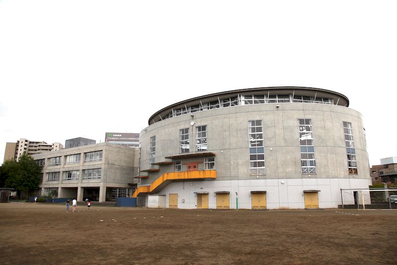 2001年に竣工した新校舎。丸型の体育館、広大なテラスなど、当時の教職員の意見を積極的に取り入れたつくりになっている