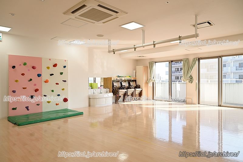 明るい日差しが差し込む「幸いづみ保育園」園内