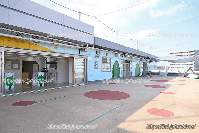 開放感抜群の屋外園庭 開放感抜群の屋外園庭