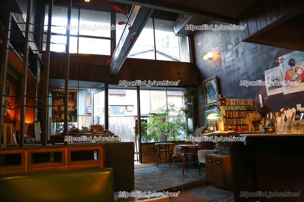 吹き抜けの開放感のある店内