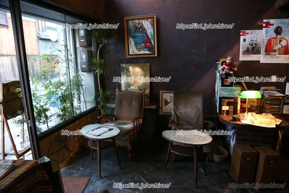 程よいレトロさと洗練された装飾での店内