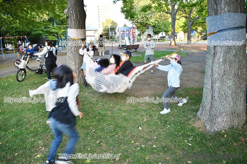 桑園公園の木にくくりつけたハンモックを揺らして遊ぶ子どもたち