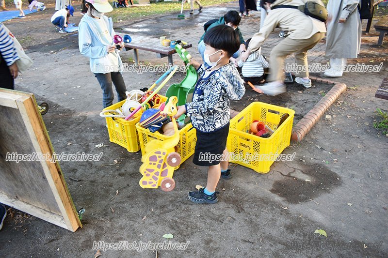 あそびば桑園では、大人・子ども関係なく全員が協力して後片付けを行う