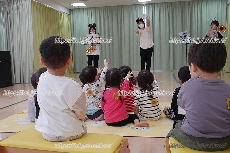 音楽鑑賞会で盛り上がる子どもたち